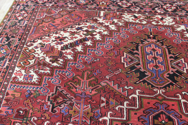 Antique Heriz carpet with a very well-drawn large medallion, Circa 1950.