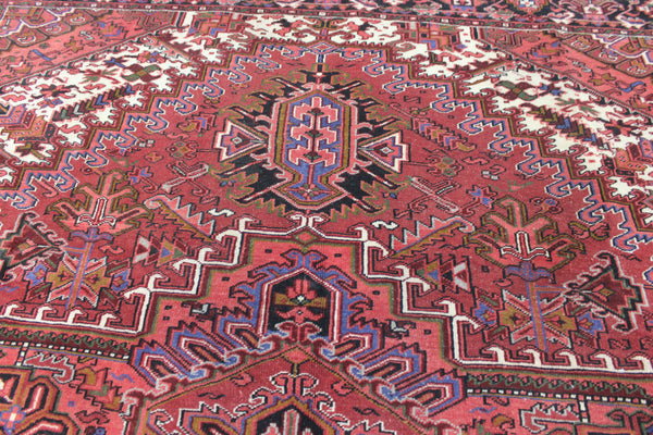 Antique Heriz carpet with a very well-drawn large medallion, Circa 1950.