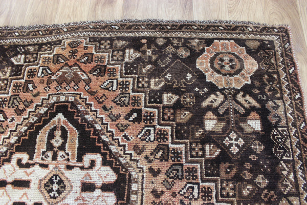 ANTIQUE QASHQAI TRIBAL WOOL RUG OF TRADITIONAL MEDALLION DESIGN 230 X 145 CM