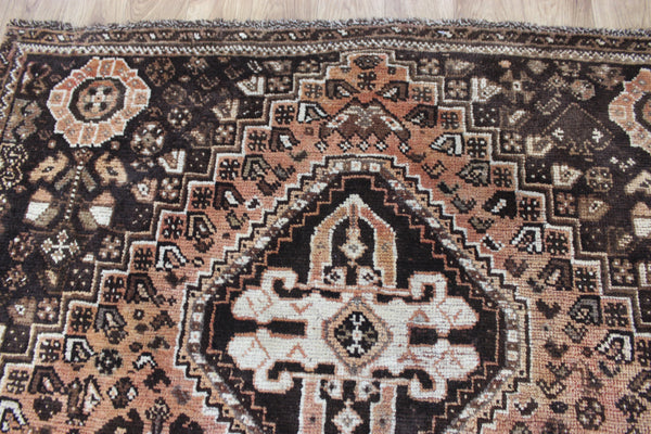 ANTIQUE QASHQAI TRIBAL WOOL RUG OF TRADITIONAL MEDALLION DESIGN 230 X 145 CM
