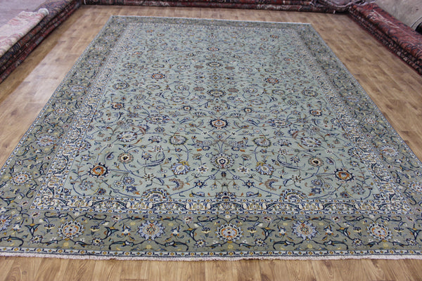 Fine Persian kashan carpet, of superb classic floral design 366 x 267 cm