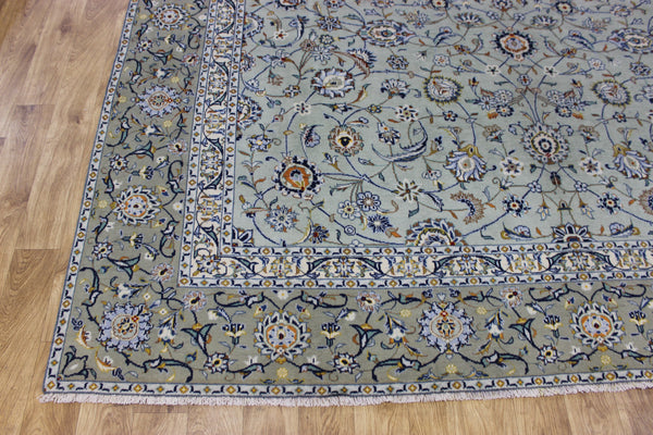 Fine Persian kashan carpet, of superb classic floral design 366 x 267 cm