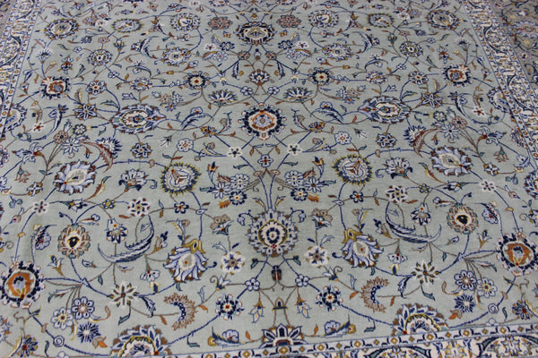 Fine Persian kashan carpet, of superb classic floral design 366 x 267 cm