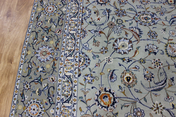 Fine Persian kashan carpet, of superb classic floral design 366 x 267 cm