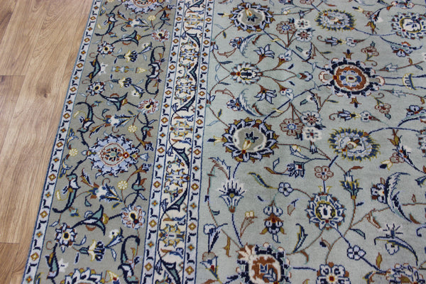 Fine Persian kashan carpet, of superb classic floral design 366 x 267 cm