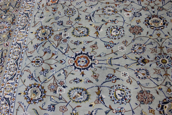 Fine Persian kashan carpet, of superb classic floral design 366 x 267 cm