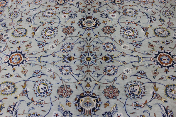 Fine Persian kashan carpet, of superb classic floral design 366 x 267 cm