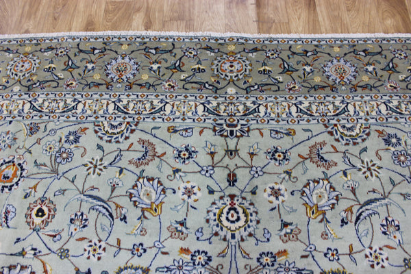 Fine Persian kashan carpet, of superb classic floral design 366 x 267 cm
