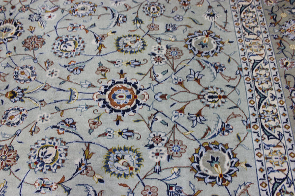 Fine Persian kashan carpet, of superb classic floral design 366 x 267 cm