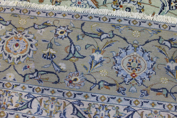 Fine Persian kashan carpet, of superb classic floral design 366 x 267 cm