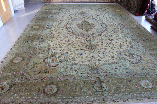 Fine Hand Knotted Persian Tabriz Carpet silk & Kork wool – 60 Raj – 600 × 400 cm