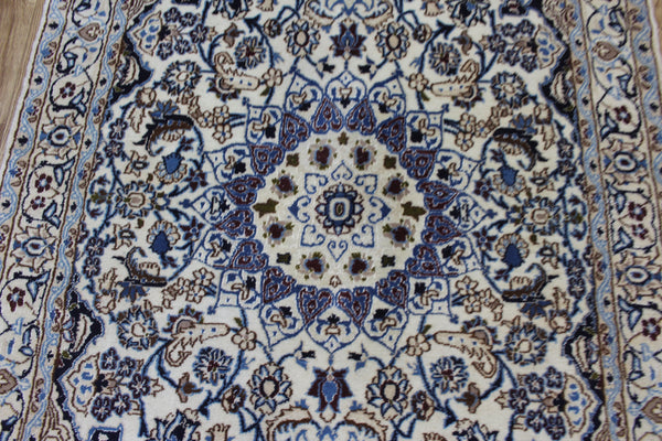 Persian Nain Wool Rug 197 × 117 cm – Handmade Floral Medallion Rug