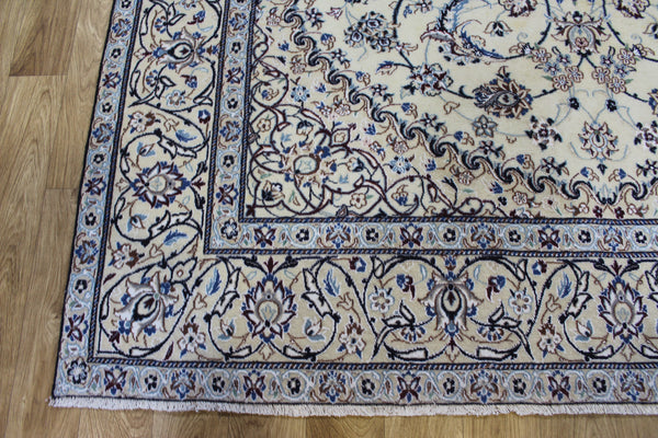 Persian Nain Wool & Silk Rug 292 × 192 cm – Hand-Knotted Floral Medallion Carpet
