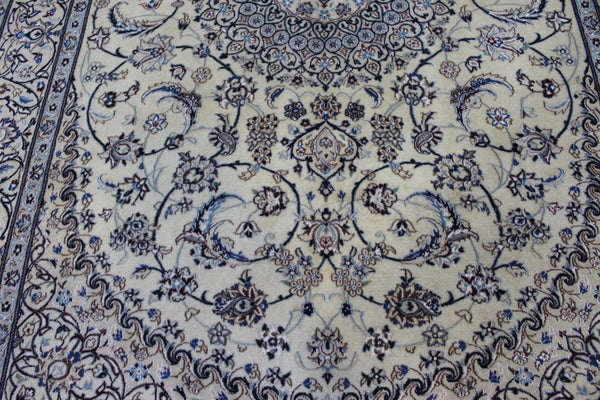 Persian Nain Wool & Silk Rug 292 × 192 cm – Hand-Knotted Floral Medallion Carpet