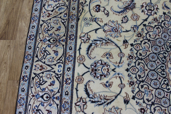 Persian Nain Wool & Silk Rug 292 × 192 cm – Hand-Knotted Floral Medallion Carpet