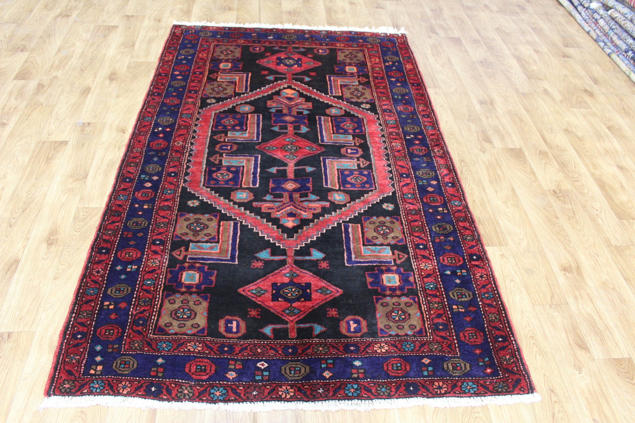 VINTAGE PERSIAN HAMEDAN RUG, VERY HARD WEARING 210 X 133 CM