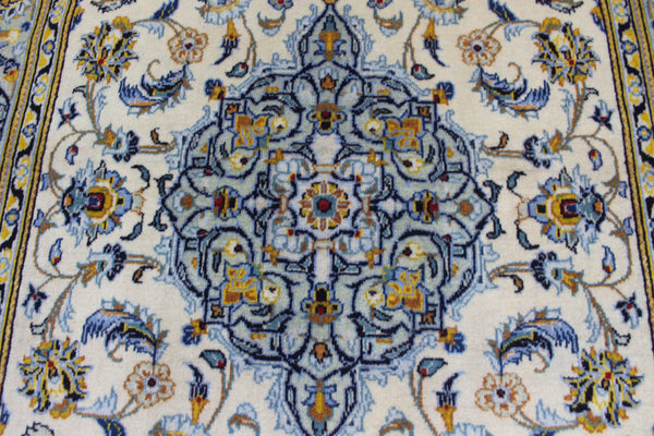 Persian Kashan Fine Wool Rug 193 × 132 cm – Hand-Knotted Floral Carpet