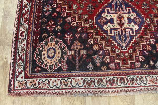 Vintage Persian Shiraz Qashqai Rug 157 × 123 cm – Fine Hand-Knotted Wool Tribal Rug