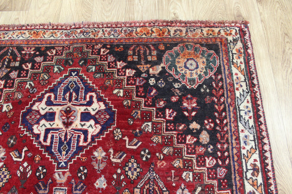 Vintage Persian Shiraz Qashqai Rug 157 × 123 cm – Fine Hand-Knotted Wool Tribal Rug