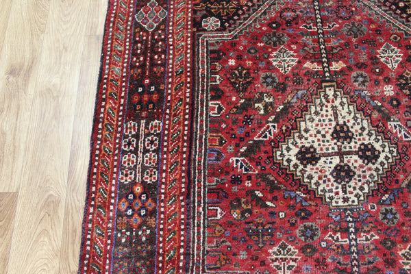 Antique Persian Qashqai Rug 160 × 121 cm – Hand-Knotted Wool Tribal Carpet