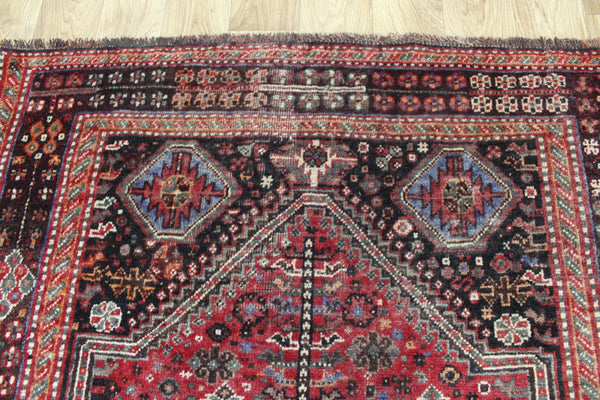 Antique Persian Qashqai Rug 160 × 121 cm – Hand-Knotted Wool Tribal Carpet