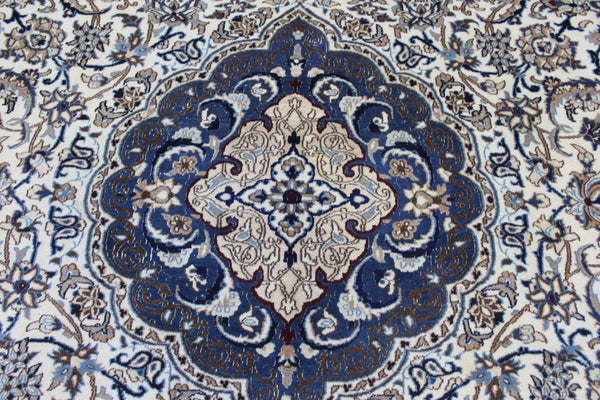 Large Nain Wool & Silk Carpet 400 × 300 cm – Hand-Knotted Medallion Rug