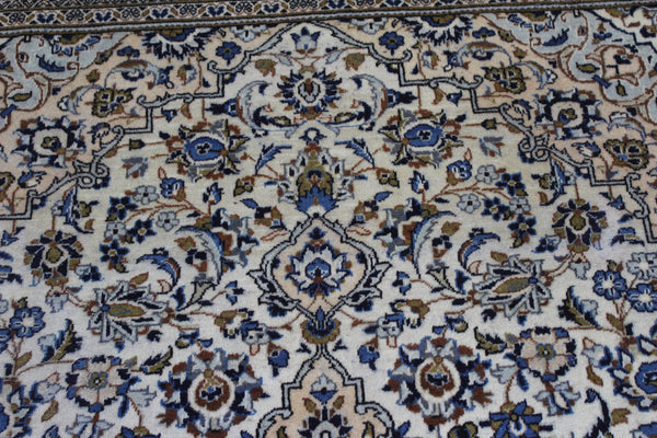Persian Kashan Rug 307 × 202 cm – Hand-Knotted Wool Floral Medallion Carpet