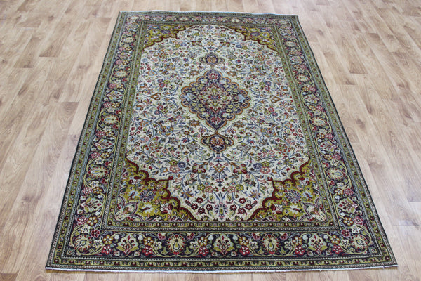 Vintage Persian Qum Rug 207 × 138 cm – Hand-Knotted Wool Carpet