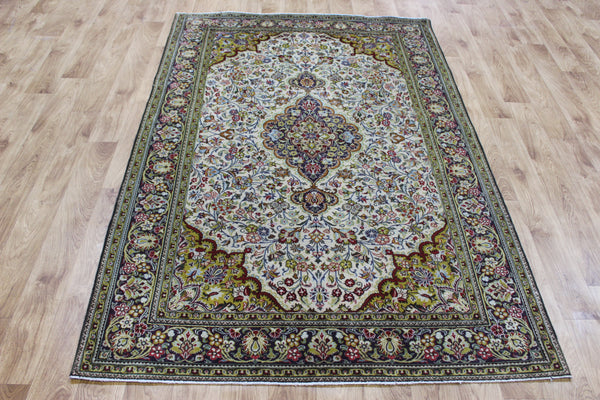 Vintage Persian Qum Rug 207 × 138 cm – Hand-Knotted Wool Carpet