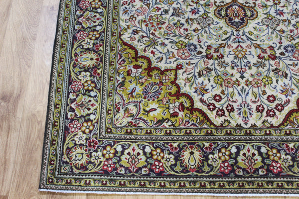 Vintage Persian Qum Rug 207 × 138 cm – Hand-Knotted Wool Carpet