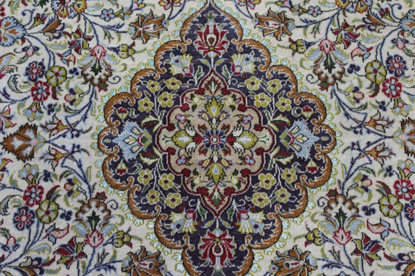 Vintage Persian Qum Rug 207 × 138 cm – Hand-Knotted Wool Carpet