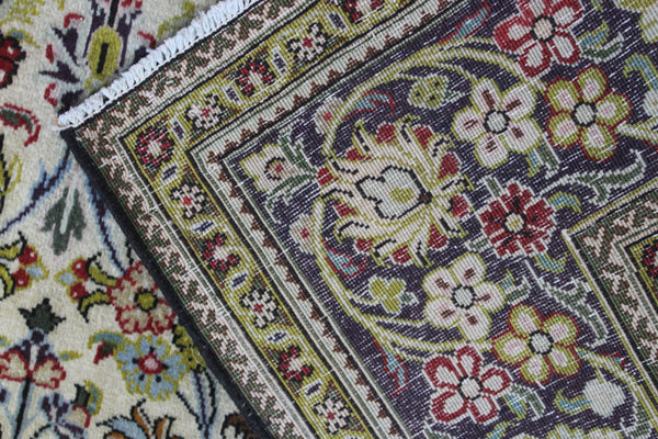 Vintage Persian Qum Rug 207 × 138 cm – Hand-Knotted Wool Carpet