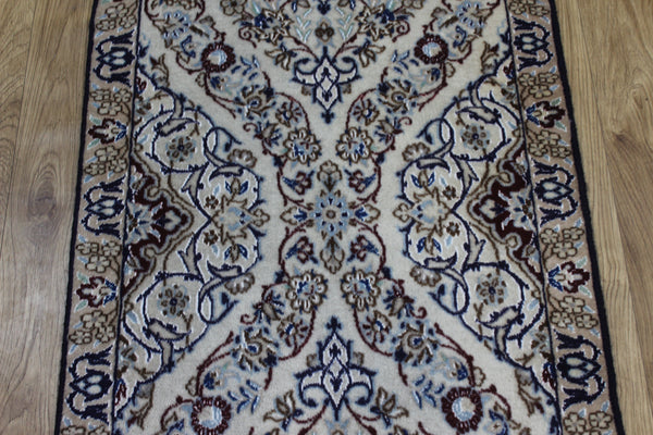 Persian Nain Wool &amp; Silk Runner 287 × 60 cm – Hand-Knotted Hallway Rug