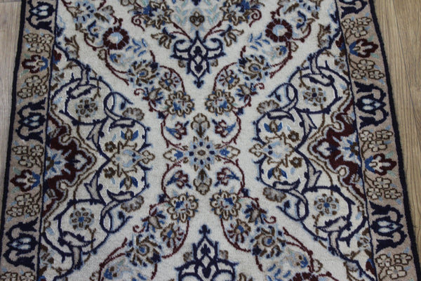 Persian Nain Wool &amp; Silk Runner 287 × 60 cm – Hand-Knotted Hallway Rug