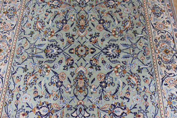AN OUTSTANDING PERSIAN KASHAN RUG WITH SUPERB DESIGN AND COLOURS 215 X 137 CM