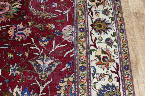 SIGNED PERSIAN TABRIZ CARPET WITH A LARGE SCALE FLORAL DESIGN 325 X 230 CM