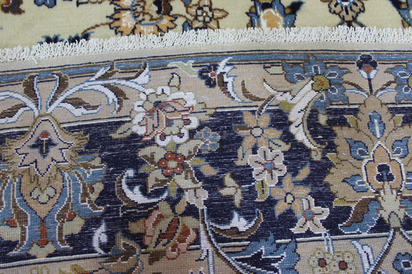 AN OUTSTANDING PERSIAN KASHAN RUG WOOL AND SILK 295 X 205 CM