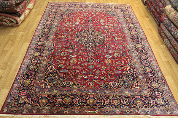 SIGNED PERSIAN KASHAN RUG WITH FINE FLORAL DESIGN, CIRCA 1940.
