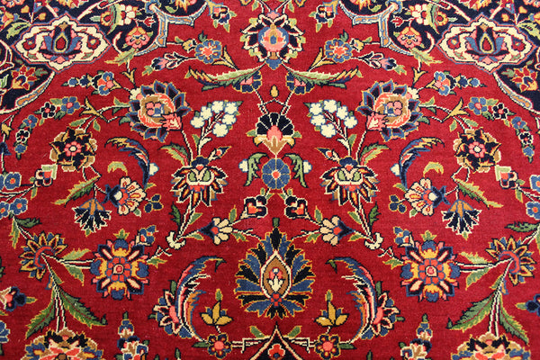 SIGNED PERSIAN KASHAN RUG WITH FINE FLORAL DESIGN, CIRCA 1940.