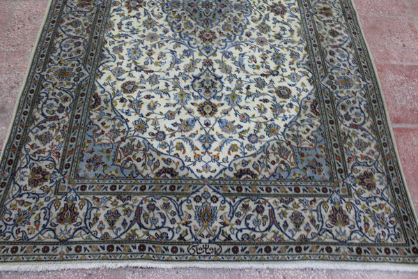 SIGNED PERSIAN KASHAN RUG WITH FINE KORK WOOL 217 X 140 CM
