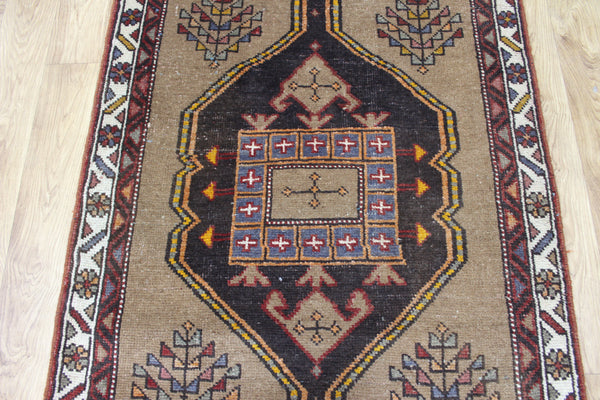 Antique Persian Heriz runner of traditional medallion design 390 x 95 cm