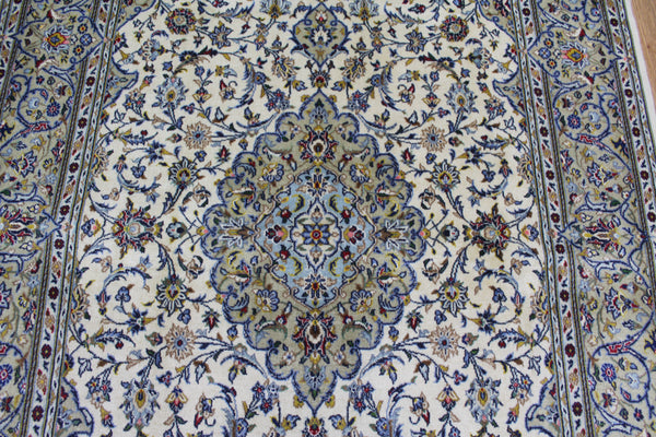 EXCEPTIONALLY FINE PERSIAN KASHAN RUG SIGNED BY THE MAKER 225 x 140 CM
