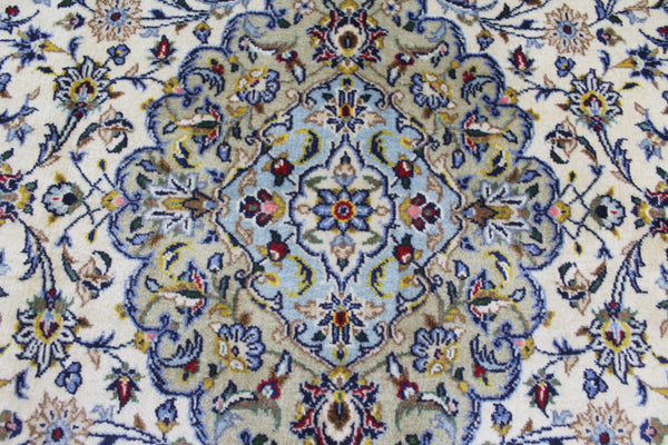 EXCEPTIONALLY FINE PERSIAN KASHAN RUG SIGNED BY THE MAKER 225 x 140 CM