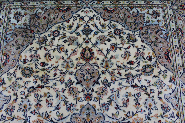 EXCEPTIONALLY FINE PERSIAN KASHAN RUG SIGNED BY THE MAKER 220 x 147 CM