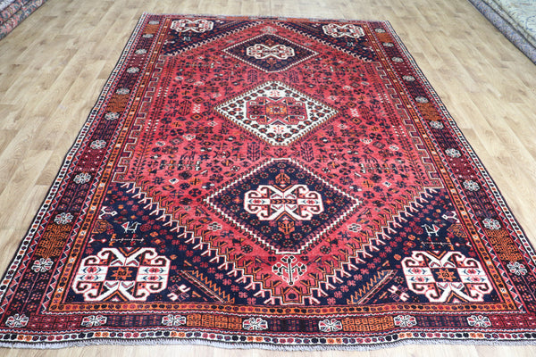 ANTIQUE PERSIAN SHIRAZ QASHQAI RUG OF TRIPLE MEDALLION DESIGN 288 X 210 CM