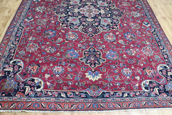 ANTIQUE PERSIAN MASHAD CARPET WITH A LARGE CENTRAL MEDALLION DESIGN 315 X 218 CM