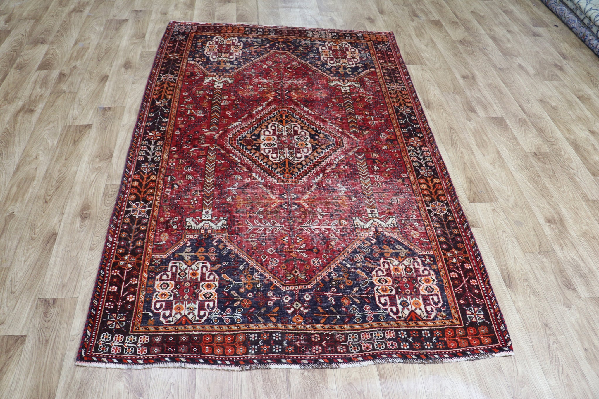 ANTIQUE PERSIAN SHIRAZ QASHQAI RUG OF SINGLE MEDALLION DESIGN 200 x 130 CM