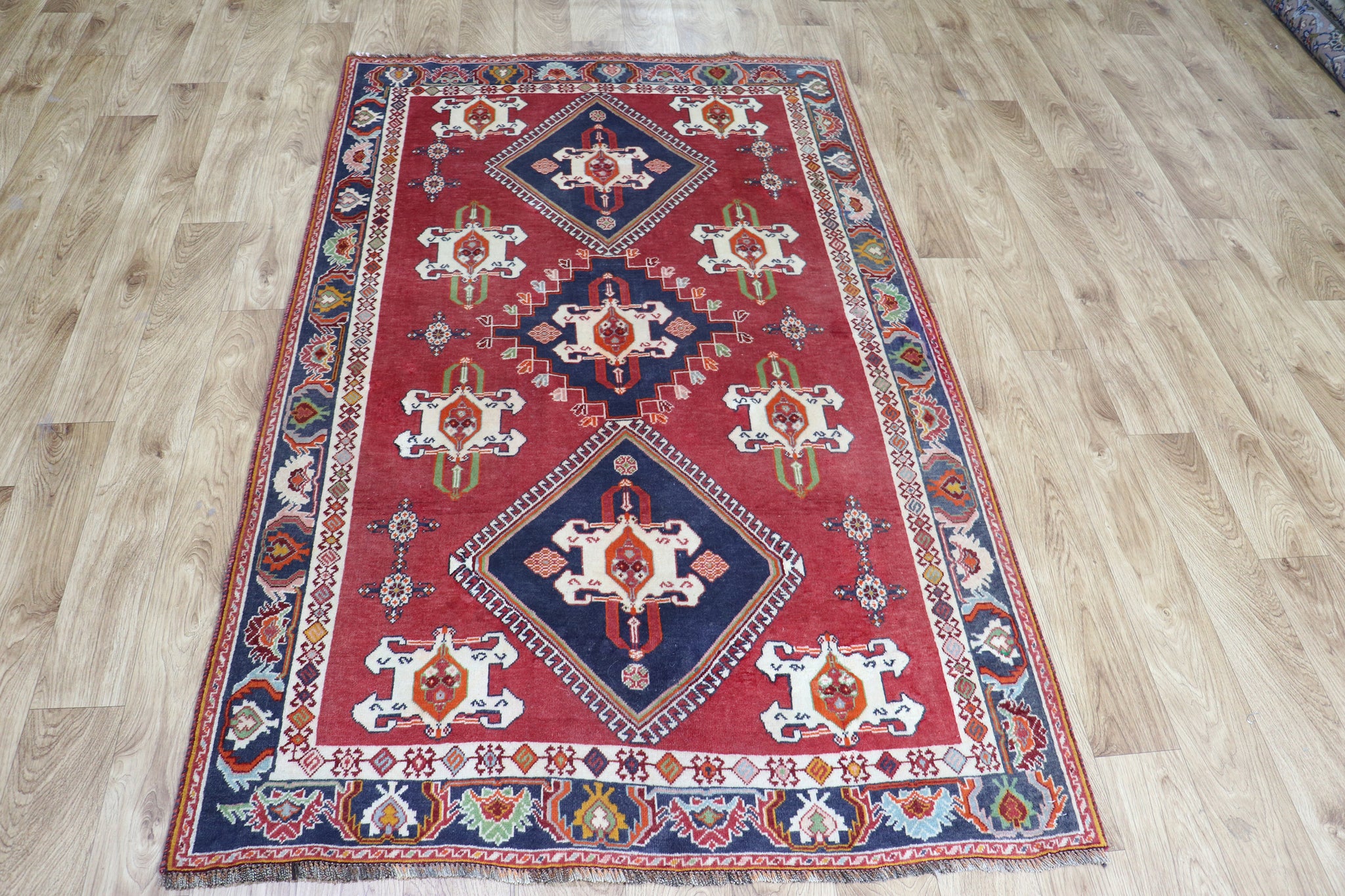 VINTAGE PERSIAN SHIRAZ RUG OF TRIPLE MEDALLION DESIGN 182 X 112 CM