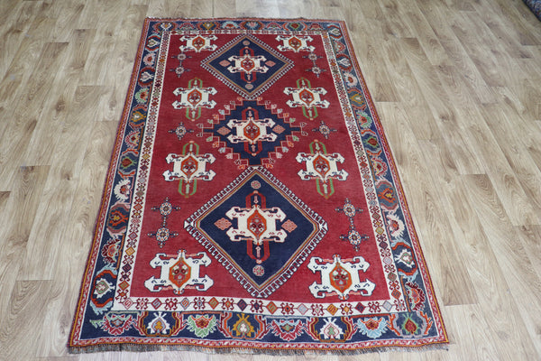 VINTAGE PERSIAN SHIRAZ RUG OF TRIPLE MEDALLION DESIGN 182 X 112 CM