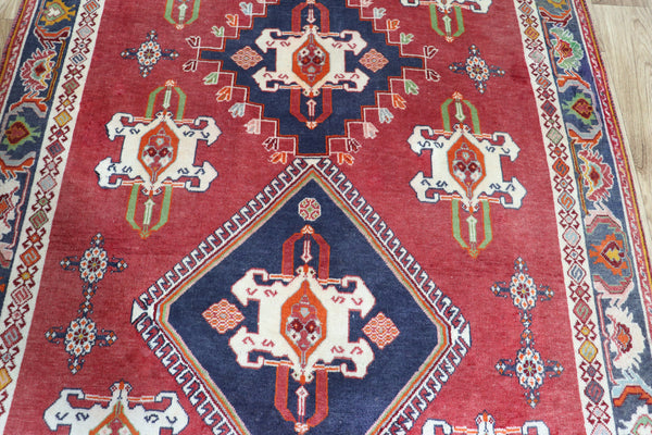 VINTAGE PERSIAN SHIRAZ RUG OF TRIPLE MEDALLION DESIGN 182 X 112 CM